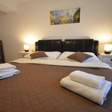Dachgeschosswohnung Josefov Fuer 8 Personen In Διαμέρισμα *