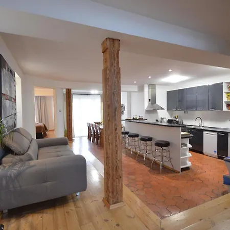 Dachgeschosswohnung Josefov Fuer 8 Personen In Πράγα
