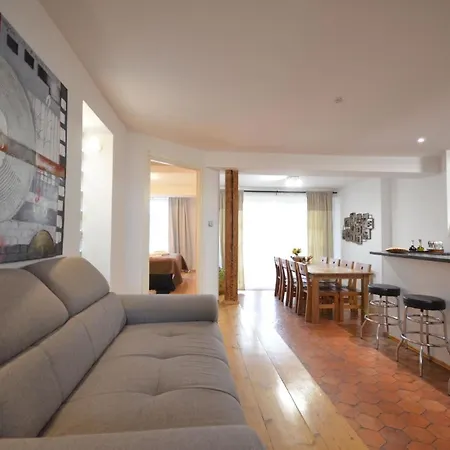 Dachgeschosswohnung Josefov Fuer 8 Personen In Lägenhet *
